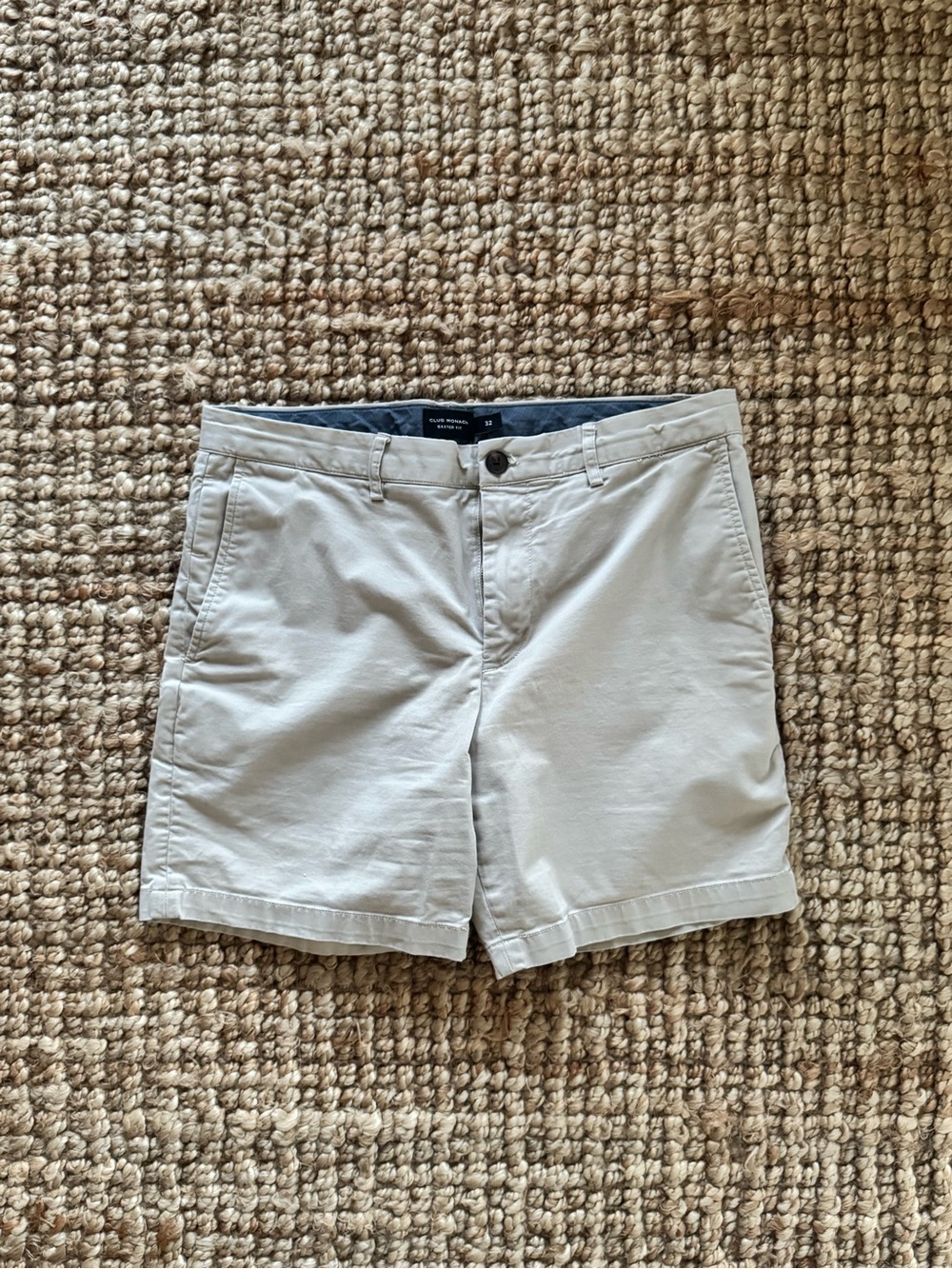 Club Monaco Baxter Fit Shorts – Khaki (32)